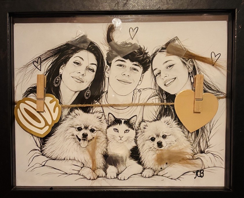 Our DNA portrait — drawn with love, sealed with a little piece of us.”  Our DNA portrait… with a little hair to make it personal.   ❤️ Familieportret mét jullie eigen DNA  Een uniek familieportret, met de hand getekend op basis van jullie foto’s — persoonlijk gemaakt met een klein plukje haar van jullie gezin.